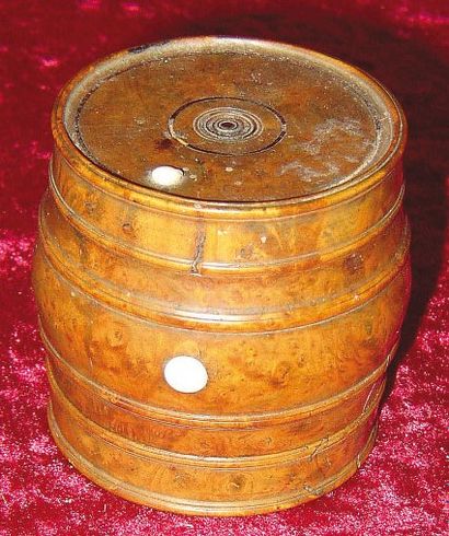 Rare tonnelet à dés en bois précieux et garniture...