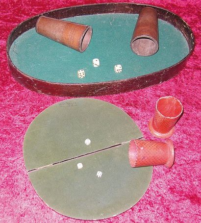 Jeu de 421 avec dés, cornets en cuir et rare...