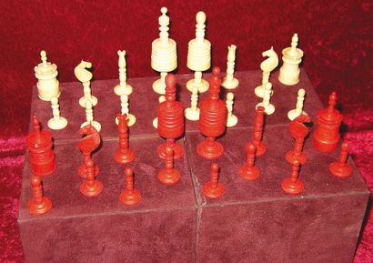 Beau jeu d'échecs en ivoire de couleur rouge...