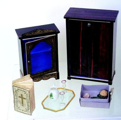 Une armoire miniature en bois avec lit repliable...