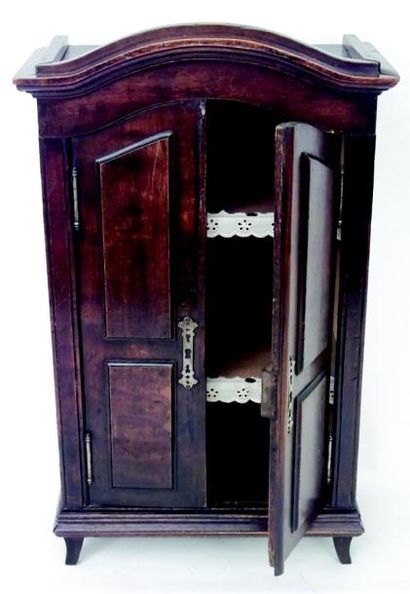 Belle armoire ancienne en acajou, ouvrant...