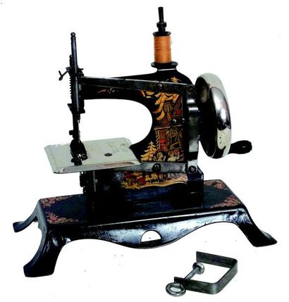 Très belle machine à coudre miniature des...