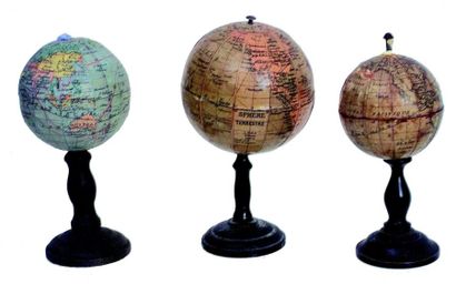 Trois mappemonde miniatures en carton moulé...