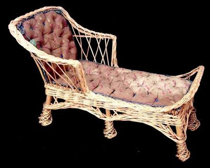 Très belle chaise longue de poupée parisienne...