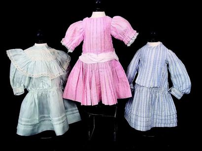 Ensemble de trois robes de bébé articulé...