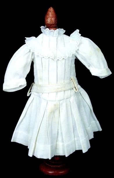 Robe blanche en coton et dentelle de taille...