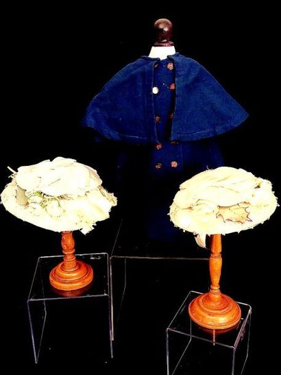 Un manteau avec pellerine en lainage bleu...