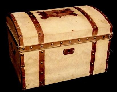 Malle bombée de poupée en bois avec une douzaine...