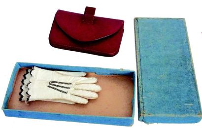 Paire de gants blancs en peau pour poupée...