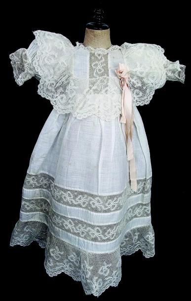 Robe d’enfant ou de grande poupée en dentelle...