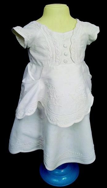Robe d’enfant ou de grande poupée sans manches...