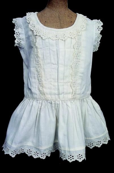 Robe d’enfant ou de grande poupée sans manches...
