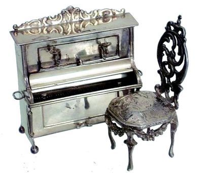 Un piano droit avec chaise H 4, 5 cm 