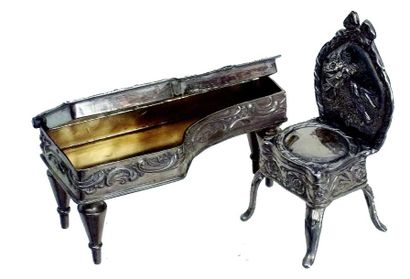 Un clavecin et une chaise. H 2,5 cm