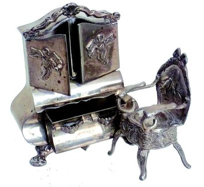 Une armoire hollandaise avec fauteuil. H...