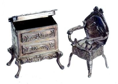 Secrétaire et fauteuil. H 4 cm.