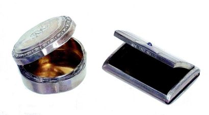 Deux boîtes ; l'une ronde, diamètre : 4,5cm...