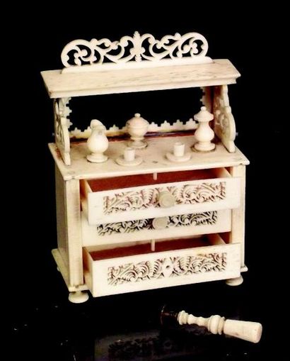 Meuble commode avec accessoires. H 8 cm +...