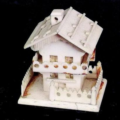 Petit chalet avec toit ouvrant. H 5cm 