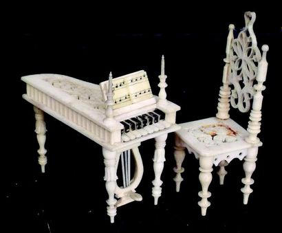 Clavecin avec chaise gothique. H 7 cm.