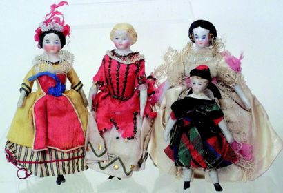 Ensemble de 4 poupées miniatures dee chambre...