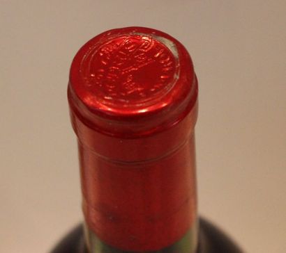 1 bout CHT PETRUS 1988 (DESSUS DE CAPSULE...