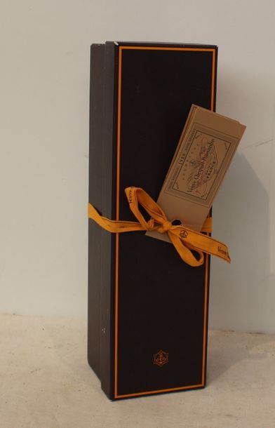 1 bout CHAMPAGNE VEUVE CLICQUOT ROSE 1988...