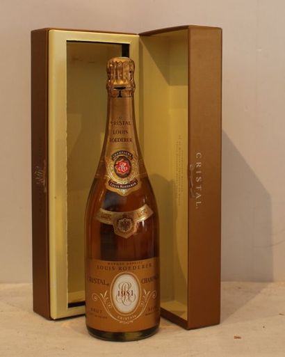 1 bout CHAMPAGNE CRISTAL ROEDERER SOUS COFFRET...