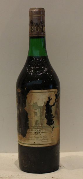 1 bout CHT HAUT BRION 1979 étiq tachée, très...