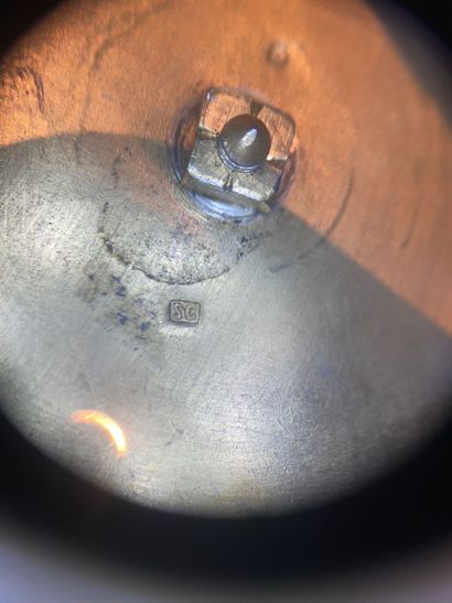Petite pendule décorative en argent doré...