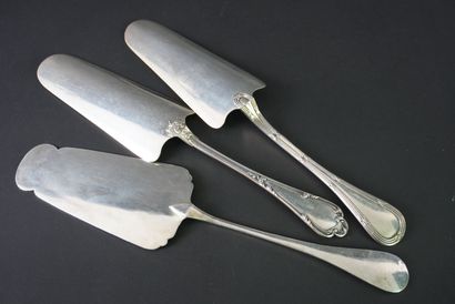 Trois pelles à tartes ou à gateaux en argent...