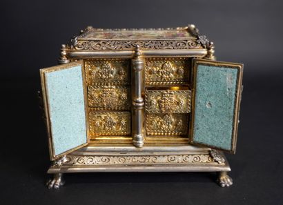 Vienne . Argent et émail de style Néo-Renaissance
Vienne....
