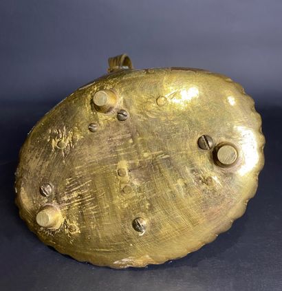Amusant bougeoir en bronze doré à quatre...