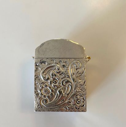 Pilulier ou boîte en argent bombée.
Dimensions:...