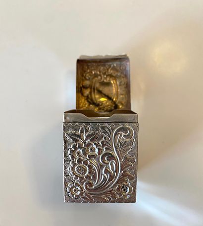 Pilulier ou boîte en argent bombée.
Dimensions:...