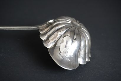 Petite Louche en argent polylobée à décors...