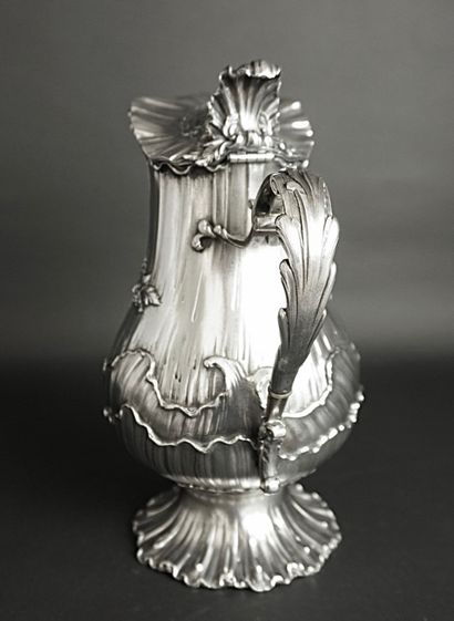 Pichet en argent (950) de forme pansue orné...