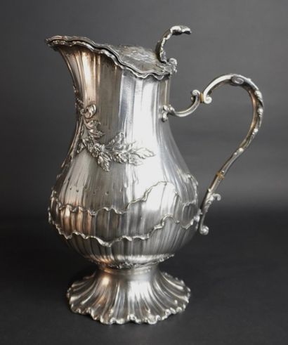 Pichet en argent (950) de forme pansue orné...