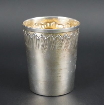 Timbale en argent poinçonnée 950 °. Décors...
