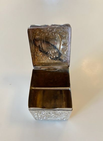 Pilulier ou boîte en argent bombée.
Dimensions:...