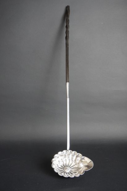 Petite Louche en argent polylobée à décors...