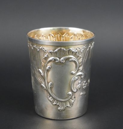 Timbale en argent poinçonnée 950 °. Décors...