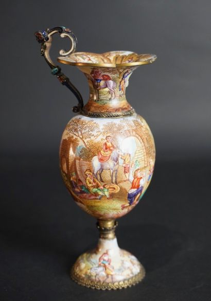 Travail Austro-Hongrois. Vase et sa soucoupe.
Travail...