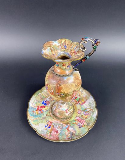 Travail Austro-Hongrois. Vase et sa soucoupe.
Travail...