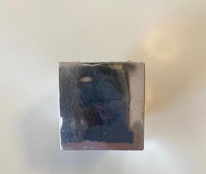 Pilulier ou boîte en argent bombée.
Dimensions:...