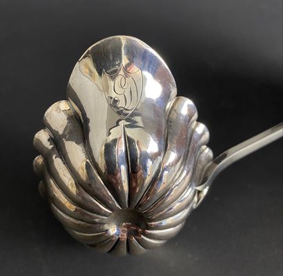 Petite Louche en argent polylobée à décors...