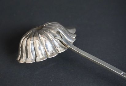 Petite Louche en argent polylobée à décors...