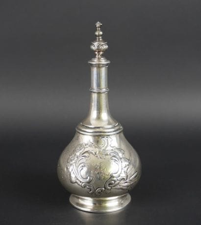 Russie. Petite bouteille avec bouchon en...