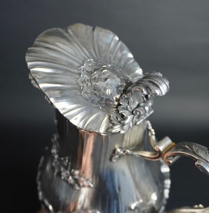 Pichet en argent (950) de forme pansue orné...