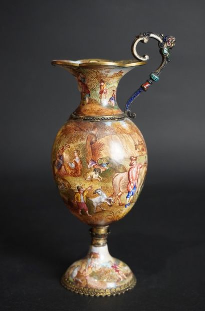 Travail Austro-Hongrois. Vase et sa soucoupe.
Travail...